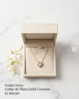 Collar de plata 925 con baño de oro, compuesto por una cadena fina y un dije en forma de corazón con incrustaciones de circonia.