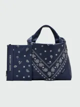 Bolso tipo saco de cuero azul marino con asas superiores. Incluye un pañuelo tipo bandana con estampado paisley blanco que se ata a una de las asas. Viene con un neceser o pouch a juego con estampado de estrellas y corazones.