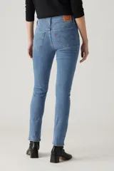 Jean de tiro medio color celeste, corte skinny y calce modelador.