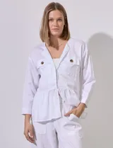 Chaqueta blanca de tencel con cuello con solapa, escote en V y abertura central con broches internos. Tiene corte en la cintura y bolsillos delanteros.
