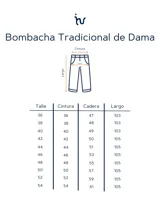 Pantalón de vestir azul marino, de corte recto, con bolsillos laterales y traseros. Se ajusta a la cintura con cinturón de cuero marrón.