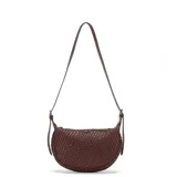 Cartera de hombro con diseño trenzado, forma de media luna y correa ajustable. Cuenta con cierre metálico superior.