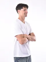 Remera blanca de manga corta con cuello en V y corte regular.