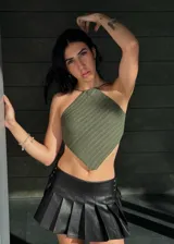 Top de crochet color verde oliva, con diseño triangular tipo pañuelo, escote halter y espalda descubierta.