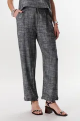 Pantalón de vestir gris con textura, corte recto y bolsillos laterales.