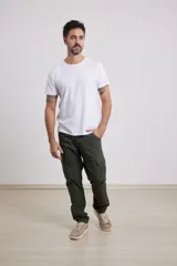 Pantalon cargo de corte recto en color verde militar, confeccionado en sarga de algodón con elastano. Presenta bolsillos laterales con fuelle y tapa, además de bolsillos traseros con cierre de botón.