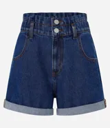 Short de jeans azul oscuro, corte holgado, cintura alta con elástico y trabillas, cierre con botón y cremallera, bolsillos y ruedo doblado.