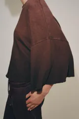 Camiseta de corte holgado confeccionada en una mezcla de algodón y lino, con cuello redondo y mangas tipo capa acampanadas.