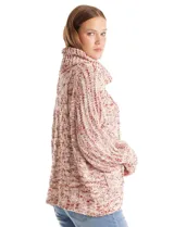 Buzo tejido en punto aran con cuello volcado y mangas largas con puño. Presenta un diseño jaspeado en tonos rosados y beige.