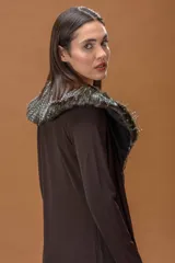 Saco largo de viscosa con caída fluida y cuello de piel sintética desmontable. Presenta un diseño abierto, ideal para superposiciones, con un corte que estiliza la silueta.