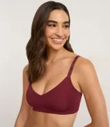 Soutien color bordó de microfibra, con copas desmontables, escote en V, tirantes ajustables con logo de la marca y cierre en la espalda.