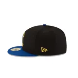 Gorra ajustada New Era modelo 59FIFTY de los Golden State Warriors. Presenta una corona negra con el logotipo del equipo bordado en relieve en el frente, visera plana de color azul y botón superior a tono. Confeccionada en poliéster, incluye el logo de la NBA en la parte trasera.