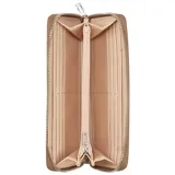 Billetera Guess modelo Remy de cuero sintético en color marrón con textura saffiano, cierre perimetral y correa de muñeca desmontable. Presenta el logo de la marca grabado en relieve en la parte frontal y herrajes metálicos plateados.