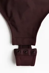 Body colaless de diseño seamless color bordó, con efecto push-up, leves propiedades moldeadoras en la cintura, breteles ajustables y copas acolchadas.