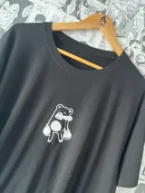 Remera negra de algodón con estampado de oso boxeador. Diseño inspirado en Jujutsu Kaisen.