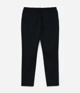 Pantalón de sastrería gris, de corte skinny y calce ajustado, con trabillas en la cintura, bolsillos laterales y cierre frontal con botón y cremallera. Confeccionado con tecnología performance que facilita el planchado y ofrece secado rápido.