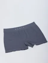 Boxer blanco con elástico negro en la cintura con el logo de la marca Rusty en gris.