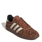 Championes urbanos Adidas modelo Breaknet Sleek, con diseño de estampado animal print en tonos marrones. Presentan las tres tiras características de la marca en color crema en los laterales, suela de goma marrón y detalles en negro en el interior.