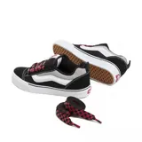 Championes Vans modelo Knu Skool, de diseño retro con estética chunky. Presentan una capellada de gamuza y lona en color negro con la icónica banda lateral Sidestripe en blanco. Destacan por su lengüeta y cuello acolchados, cordones gruesos con estampado en rojo y suela de goma vulcanizada con el característico diseño waffle.