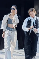 Pantalón de gabardina color crudo, estilo sastrero, de tiro bajo y corte recto. Presenta pinzas delanteras, presillas anchas, tajo interno en la botamanga y badana de PU en la cintura trasera.