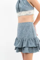 Minifalda verde oliva con textura y volados en el ruedo.