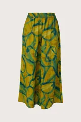 Pantalón de corte fluido color mostaza, con estampado geométrico abstracto en tonos verdes, cintura elástica y diseño amplio.
