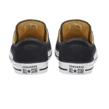 Championes urbanos Converse Chuck Taylor Ox, color negro con detalles en blanco, confeccionados en lona.