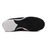 Championes de fútbol Diadora Striker Tf, color blanco con detalles en negro y fucsia.
