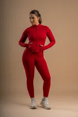 Calza larga de lycra color rojo.