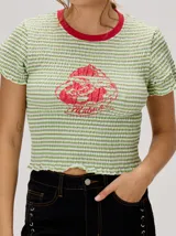 Remera baby-tee a rayas verde y blanca con cuello redondo rojo y gráfico impreso en la parte delantera, de manga corta y textura fruncida.