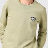 Buzo de manga larga color verde claro, con cuello redondo y logo Wrangler bordado en el pecho.