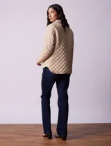 Campera capitoneada color beige, marca Weatherproof, con cuello con solapa, abertura central con botones metálicos, bolsillos delanteros y forro interno a tono.