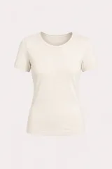 Camiseta de manga corta con cuello redondo, confeccionada en una mezcla de algodón y viscosa, con un diseño liso y ajuste entallado.