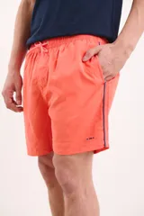 Short de baño verde con cintura elástica y cordón ajustable.