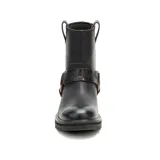 Bota de caña media Caterpillar, confeccionada en cuero negro con acabado liso. Presenta una tira decorativa con textura de reptil que rodea el tobillo, sujeta por una argolla metálica en tono bronce. Cuenta con suela de goma dentada y logo de la marca grabado en el lateral.
