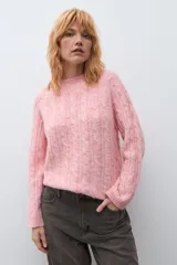 Sweater de punto con diseño de trenzas verticales, color rosa melange, de cuello redondo y manga larga con puños acanalados.