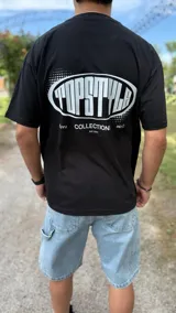 Remera negra de corte oversize con estampado gráfico en la espalda que dice "TOPSTYLE COLLECTIONS".