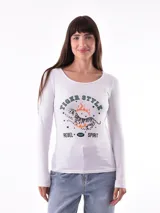 Remera de manga larga color negro con cuello en V. Presenta un estampado gráfico frontal en color blanco con la frase 'You will Bloom Yourself' y un dibujo de una flor.