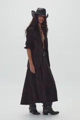 Falda midi de gamuza color marrón chocolate, de corte evasé, cintura alta con elástico en la parte trasera y tajo lateral.