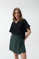 Blusa negra de manga corta con escote en V y diseño amplio y ligero.