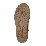 Botas cortas UGG Classic Short II color marrón, confeccionadas en piel de oveja con interior de lana. Resistentes al agua y con suela liviana para mayor amortiguación y tracción.