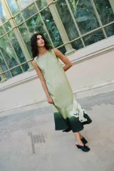 Vestido largo sin mangas, de corte amplio con escote redondo y volado en la parte inferior, con diseño degradado en tonos de azul.