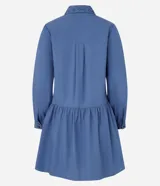 Vestido corto de corte evasé confeccionado en tricolina de algodón, color azul. Presenta cuello camisero, cierre frontal de botones y un panel central con detalle bordado calado. Posee mangas largas con puños abotonados.