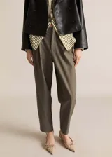 Pantalon de vestir de corte recto y tiro medio, con detalle de pinzas frontales, bolsillos laterales y cierre oculto de botón, gancho y cremallera.