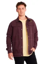Chaqueta de twill bordó de corte recto, con cuello camisero, cierre frontal de botones metálicos, bolsillos con solapa en el pecho y bolsillos laterales. Cuenta con costuras pespunteadas en contraste y etiqueta de la marca en el pecho.