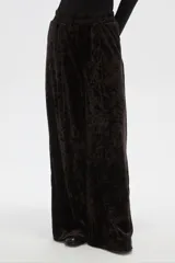 Pantalon de corte ancho confeccionado en terciopelo color negro, con cintura elastizada y pinzas frontales.