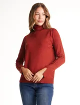 Polera de tejido fino, color rosado, con cuello alto, manga larga y detalle de tajo en los puños.