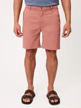 Bermuda Ursus modelo Polanco, confeccionada en tejido de gabardina color coral. Cuenta con presillas para cinto, cierre frontal con botón y bolsillos laterales y traseros.