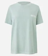 Remera de algodón con calce oversized, cuello redondo y mangas cortas. Presenta un diseño minimalista con un pequeño estampado de texto en el pecho y un acabado lavado en color verde menta.