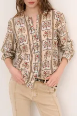 Camisa estampada de manga larga, con cuello mao y cierre frontal de botones.